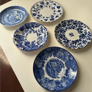 Assorted blue & white vintage small plates